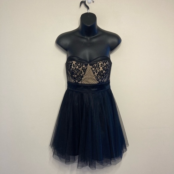 🌼 3/$20 Gorgeous strapless cocktail dress - Picture 4 of 9